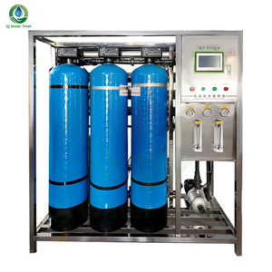 Équipement RO à trois réservoirs de 1000 LPH personnalisé pour le traitement de l'eau brute, équipé d'un <span class=keywords><strong>adoucisseur</strong></span> à résine échangeuse d'ions - Product Image 1