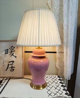 Lampe de table vintage en porcelaine rose massif avec abat-jour plissé blanc, base dorée, lampe de bureau de style chinoiserie pour la décoration de la maison et des hôtels