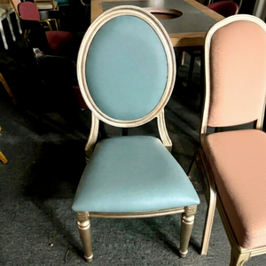 Silla de Restaurante Apilable de Diseño Europeo Moderno con Marco de Aluminio en Forma Irregular Color Champán Dorado y Cojín de Espuma |   Tapizado - Product Image 1