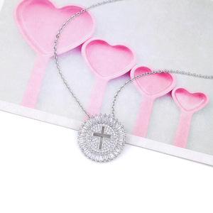 Collana da donna con ciondolo rotondo intagliato, catena scintillante con intarsi, elegante gioiello di moda per tutti i giorni - Product Image 4