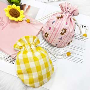 Petit sac en toile de coton avec cordon de serrage, fonctionnalité recyclable et logo à carreaux pour le rangement et les cadeaux - Product Image 6