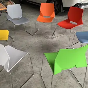 फैक्टरी थोक Stackable प्लास्टिक कॉफी कुर्सी अवकाश सरल धातु कुर्सी अवकाश रिसेप्शन बाक़ी कुर्सी
