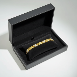 Bracelet pour homme en or 22 carats élégant avec motif symbole Om, finition haut de gamme, bijoux spirituels de créateur pour un usage quotidien et festif - Product Image 5