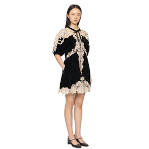 Robe mini cocktail noire élégante vintage pour femme, style Hepburn français, avec empiècements en dentelle patchwork, coupe trapèze en tissu peigné et effet ventre plat - Product Image 3