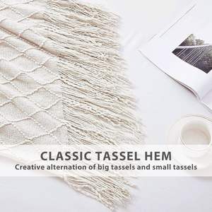 Manta de punto acrílico suave y gruesa con diseño geométrico para adultos, ideal para la oficina y descansos. - Product Image 4