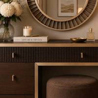 Table de toilette moderne, bureau de maquillage en MDF avec finition peinture mate, cadre en métal doré, armoire à maquillage multi-tiroirs pour chambre à coucher