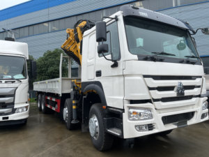 Camión de Carga Pesada HOWO 8x4 380HP con Motor Diésel Weichai, Grúa Articulada Montada, 12 Ruedas, Plataforma Abatible - Product Image 4