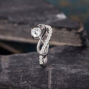 Anello di Fidanzamento da Donna in Oro Bianco con Diamante Taglio Brillante Rotondo Colore D Naturale e Pietre Laterali - Product Image 5