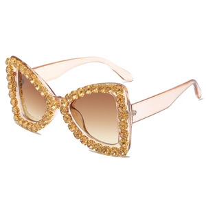 Lunettes de soleil vintage transparentes avec monture œil de chat, ornées de cristaux dorés et de verres teintés marron dégradé - Product Image 1