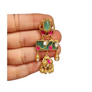 Magnifiques boucles d'oreilles pendantes en alliage plaqué or avec émail vert et pierres de zircon rose, style vintage pour femmes, pour les occasions de mariage. - Product Image 2