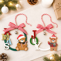 Ornement de couronne de Noël en bois à rayures avec nœud, petit ours, décoration suspendue moderne et minimaliste pour arbre de Noël, semi-fait main