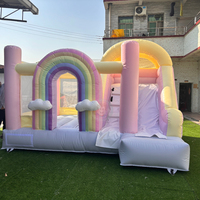 Château gonflable pour enfants avec toboggan et zone de saut, idéal pour les fêtes en extérieur