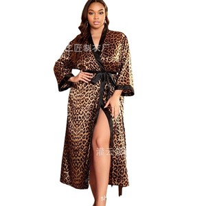 Nuevo Conjunto de Pijama de Dos Piezas para Mujer, Bata de Seda Artificial Estampada para Estar en Casa - Product Image 3