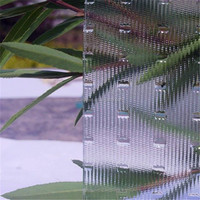 Plaque de verre décorative ultra-transparente, à motif nervuré, texturée et cannelée pour paroi de douche
