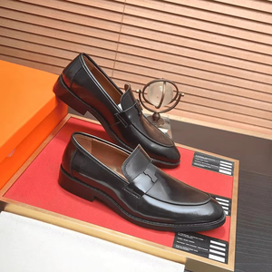 รองเท้าอ็อกซ์ฟอร์ดทรงหัวเหลี่ยม สวมแบบสลิปออน กันน้ำ หนังวัวแท้ทั้งคู่ พื้นรองเท้าด้านนอกทำจากยาง พื้นรองเท้าชั้นกลางทำจากยางโฟม/ลาเท็กซ์ หนังวัวแท้ทั้งคู่ - Product Image 4