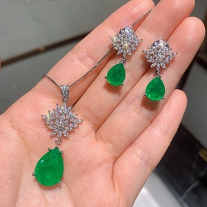ชุดเครื่องประดับวินเทจรักษ์โลก ทองเหลืองชุบทองประดับเพทายสีเขียวทรงลูกแพร์ ต่างหู สร้อยคอ แหวน ไม่ลอก ไม่ดำ สำหรับผู้หญิง ออกงานปาร์ตี้ - Product Image 1