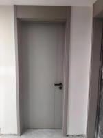 Porte d'entrée en bois au design simple Porte en bois laqué au style nouveau design Porte en bois massif pour chambre à coucher villa