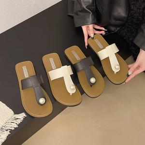 Zapatos de playa de suela blanda, versátiles y a la moda, para usar con pantuflas planas informales para mujer. - Product Image 1