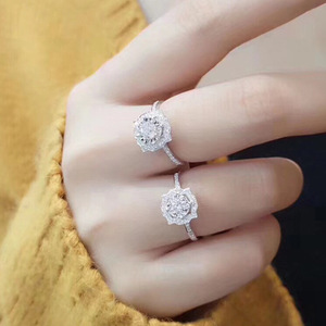 Anello con Cristalli Quadrati e Pavé di Diamanti per Donne, Elegante Accessorio Moda per Uso Quotidiano e Feste - Product Image 3
