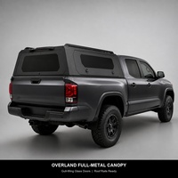 Capot de camionnette noir mat entièrement métallique avec porte latérale vitrée à aile de mouette, loquet rotatif et rail de toit compatible avec les coques de camping-car pour pick-up