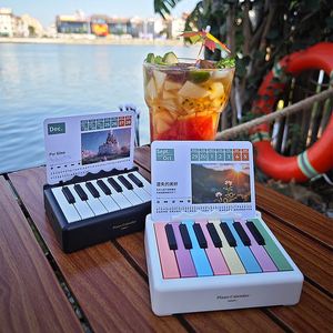 Calendario Mini Piano 2025 con Letras de Música, Excelente Regalo de Año Nuevo y Cumpleaños para Familiares, Amigos y Seres Queridos - Product Image 2