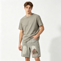 Shorts cargo Bermuda déchirés Kornit DTG avec motif graphique vintage rouge flamme et bordure, poches latérales doubles, coupe ample, style workwear