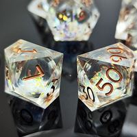 Vente en gros de dés à angle droit en résine à paillettes liquides, avec lettrage bleu transparent, pour D&D Baldur's Gate Cthulhu Mythos