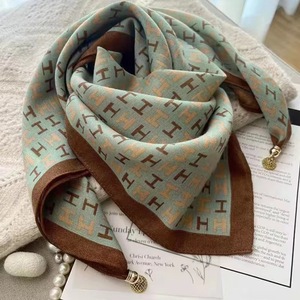 Nuevo Pañuelo Triangular Cálido con Hebilla Magnética, Pañuelo Cuadrado de Poliéster, Calentador de Cuello, Elegante, Ligero y Transpirable para Mujer, Estilo Chino - Product Image 1