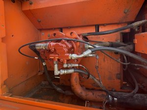 Excavatrice Doosan DX300LC, couleur orange, engin de construction sur chenilles, équipement d'occasion, moteur coréen, 30000 kg, 0-2000 heures de fonctionnement - Product Image 4