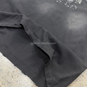T-shirt Vintage Nera Effetto Acido con Strappi, Stampa Grafica Personalizzata, Scollo Grezzo con Fori, Vestibilità Boxy, Stile Streetwear - Product Image 4