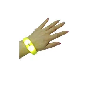 Vibrer l'éclairage 13.56MHz NFC ISO14443A Silicone RFID Led Bracelet Pour La Fête De La Musique