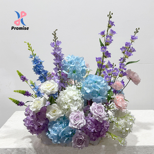 Centro de Mesa Floral de Seda en Tonos Fríos Azules, Lila y Blanco con Hortensias y Esporas Altas para Decoración de Mesa en Bodas y Despedidas de Soltera - Product Image 1