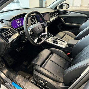 <span class=keywords><strong>Audi</strong></span> <span class=keywords><strong>Q4</strong></span> <span class=keywords><strong>e</strong></span>-<span class=keywords><strong>tron</strong></span> 40 Creation Edition Usado, Volante a la Izquierda, Pintura Original, Bajo Kilometraje - Product Image 2