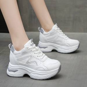 Dropshipping Chaussures décontractées confortables pour femmes, Nouveauté 2025, avec logo personnalisé, à talons compensés et plateforme épaisse, style baskets - Product Image 5