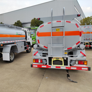 Camion-citerne à huile diesel ISUZU, capacité de 5 m³, transmission manuelle, roues motrices 4x2, état neuf, moins de 5 tonnes de poids total. - Product Image 6