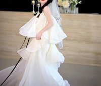Robe de soirée longue plissée à volants sans bretelles blanche pour femme avec nœud en ruban noir, idéale pour les mariages et événements spéciaux, marque privée OEM