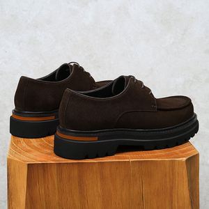 Chaussures habillées de style anglais haut de gamme pour hommes, en cuir brodé gravé, faites à la main, à bout large, idéales pour les mariages et les occasions formelles. - Product Image 4