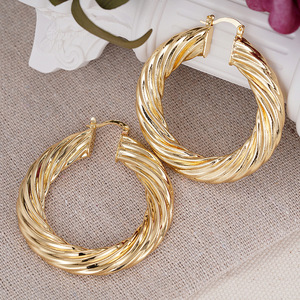 Orecchini a Cerchio Dorati E4438 Placcati in Oro 22k Stile Classico Unisex per Uso Quotidiano - Product Image 6