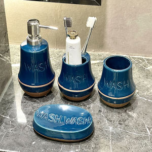 Ensemble moderne en céramique bleue avec design à lettrage, comprenant un distributeur de savon, un porte-brosse à dents et une porte-savon pour salles de bain et douches - Product Image 2