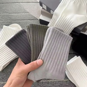 Chaussettes de sport pour hommes Jingwen, logo personnalisé en gros – Matière en coton de haute qualité pour un usage quotidien et sportif - Product Image 1