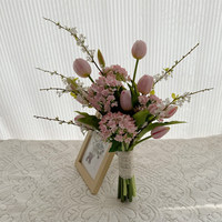 Bunga Tulip Buatan Tangan Lembut Realistis Gaya Korea, Nuansa Segar Pink, untuk Foto Pernikahan, Pengantin Memegang