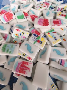 Jeu <span class=keywords><strong>de</strong></span> société personnalisé <span class=keywords><strong>en</strong></span> acrylique Jumbo <span class=keywords><strong>1</strong></span>,5 pouces, Mahjong côtier américain |   Ensemble complet <span class=keywords><strong>de</strong></span> 160 tuiles avec gravure laser <span class=keywords><strong>de</strong></span> voilier et phare - Product Image 2