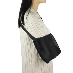 Attelle d'avant-bras noire avec maille et tissu sandwich, sangles de soutien pour le cou et le poignet, fixant solidement l'épaule - Product Image 2