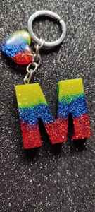 Porte-clés en résine artistique avec des couches de couleurs vibrantes, finition lisse et brillante, accessoire durable pour un usage quotidien et créatif - Product Image 6