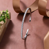 Bracelet ouvert minimaliste fin en argent avec une rangée de pierres CZ, accessoire de main formel pour demoiselle d'honneur, cadeau pour elle