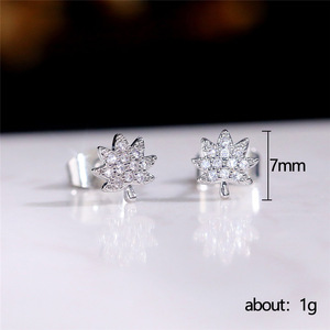 Orecchini a Perno con Cristalli a Forma di Foglia d'Acero per Donne, Mini Accessori Eleganti Ispirati alla Natura per Uso Quotidiano - Product Image 5