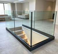 Rail de balustrade moderne en aluminium en U avec éclairage LED pour terrasses surplombées, balcons de complexes hôteliers et événements nocturnes