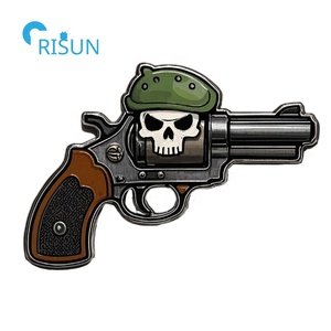 Pin de Solapa Personalizado con Forma de Pistola, Color Rosa, con Diseño de Calavera, Broche de Esmalte Personalizado - Product Image 2
