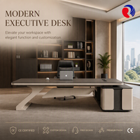 Grande table de bureau de direction avec plateau spacieux, support sculpté et base de rangement pour espace de travail d'entreprise