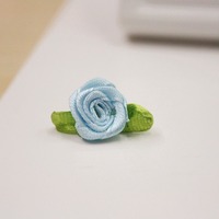 Mini fleur en ruban de satin de 3 cm (1,2 pouces) avec feuille de rose, écologique, faite à la main, pour applique, vêtements, épingles à cheveux, artisanat DIY